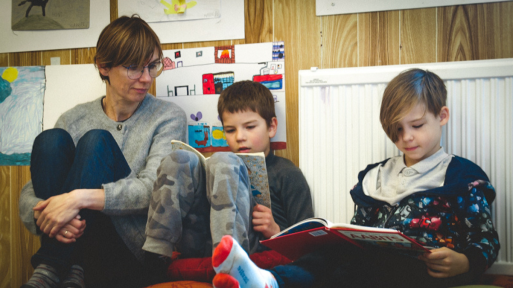 Õpetaja ja pisid lugemas