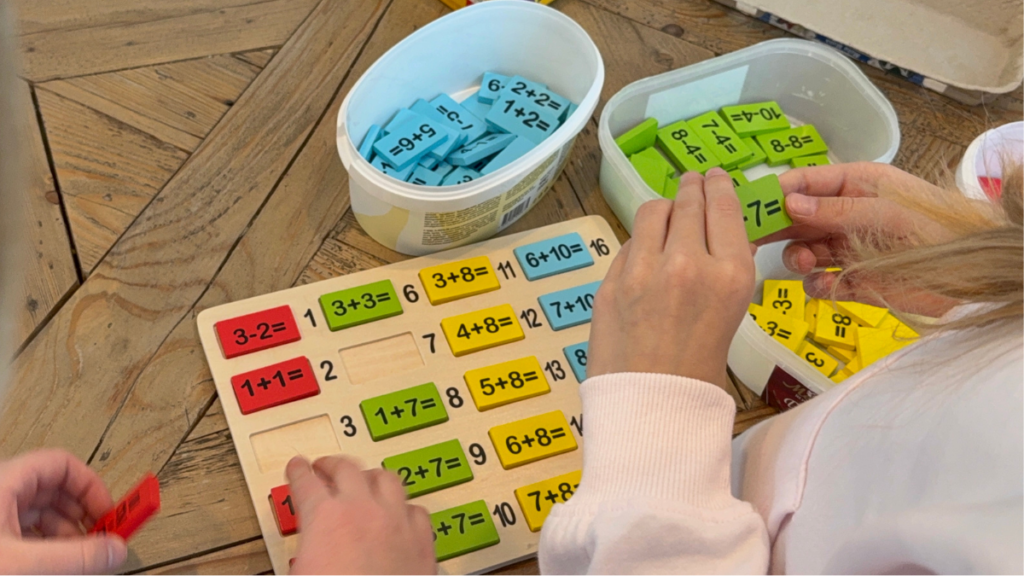 Kooliks valmis? 1. klassi! Pildil on lapse käes arvutuskaardid