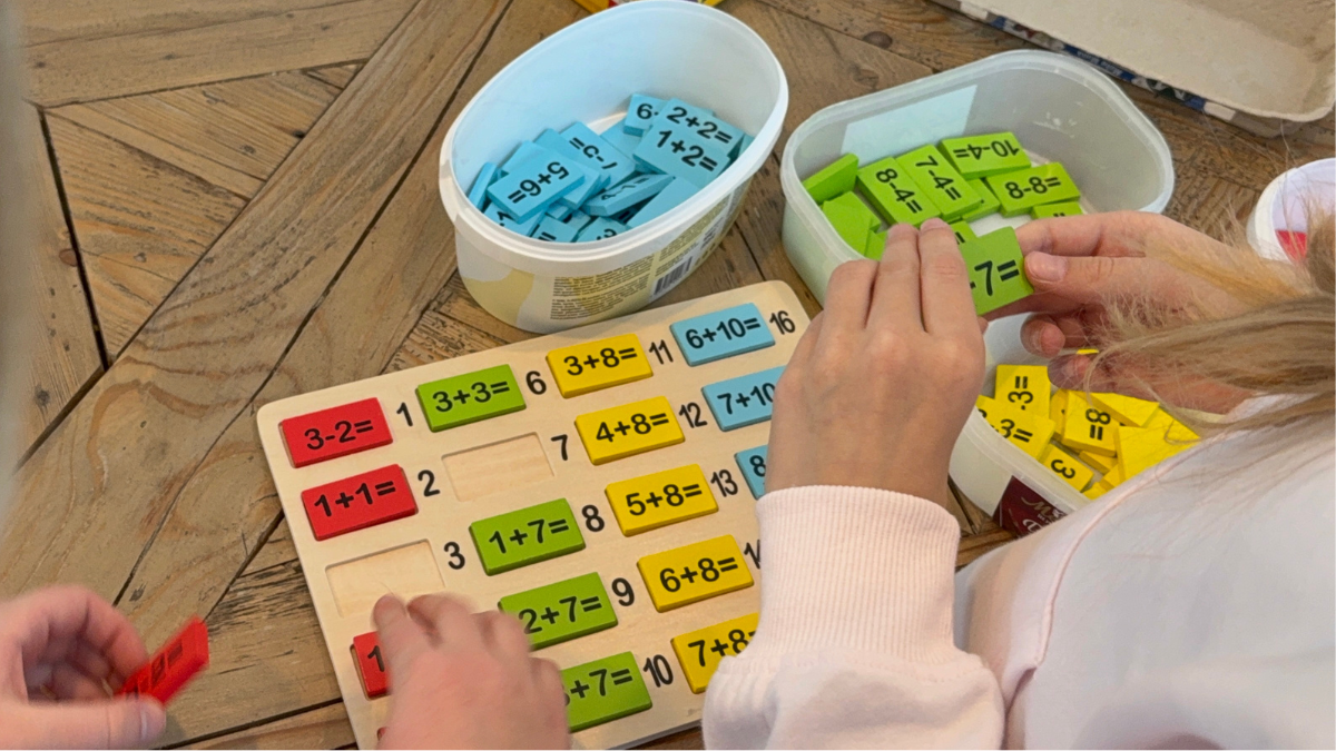 Kooliks valmis? 1. klassi! Pildil on lapse käes arvutuskaardid