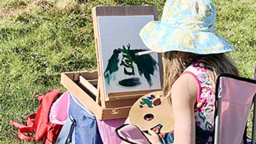 Koduõppel tüdruk looduses maalimas