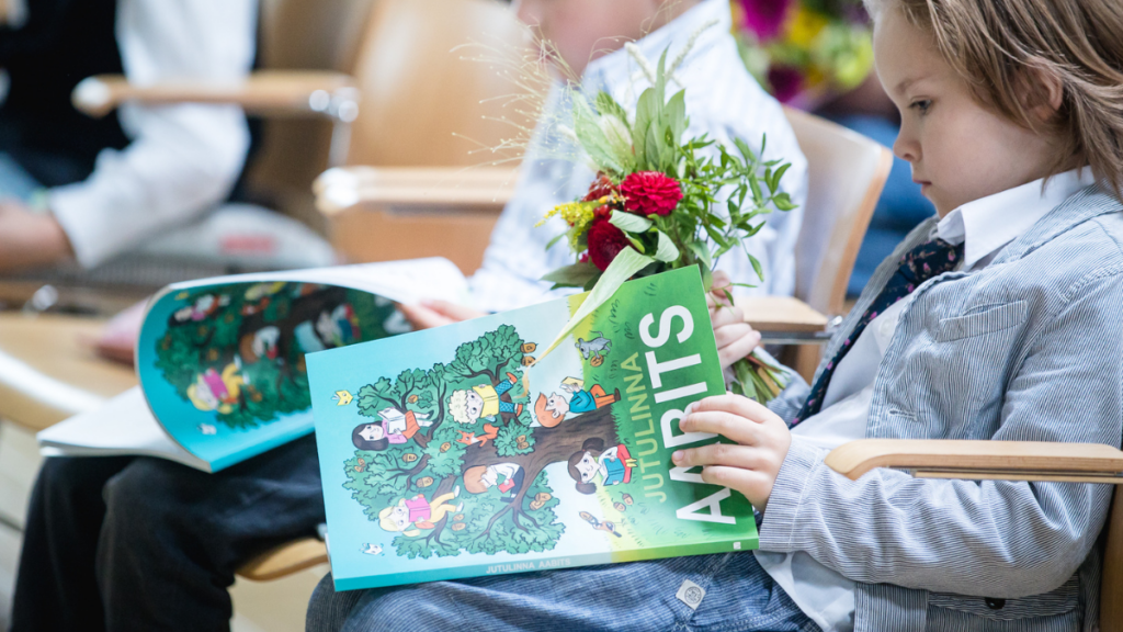 Aabitsa pilt 1. september. Poiss aabitsaga aktusel