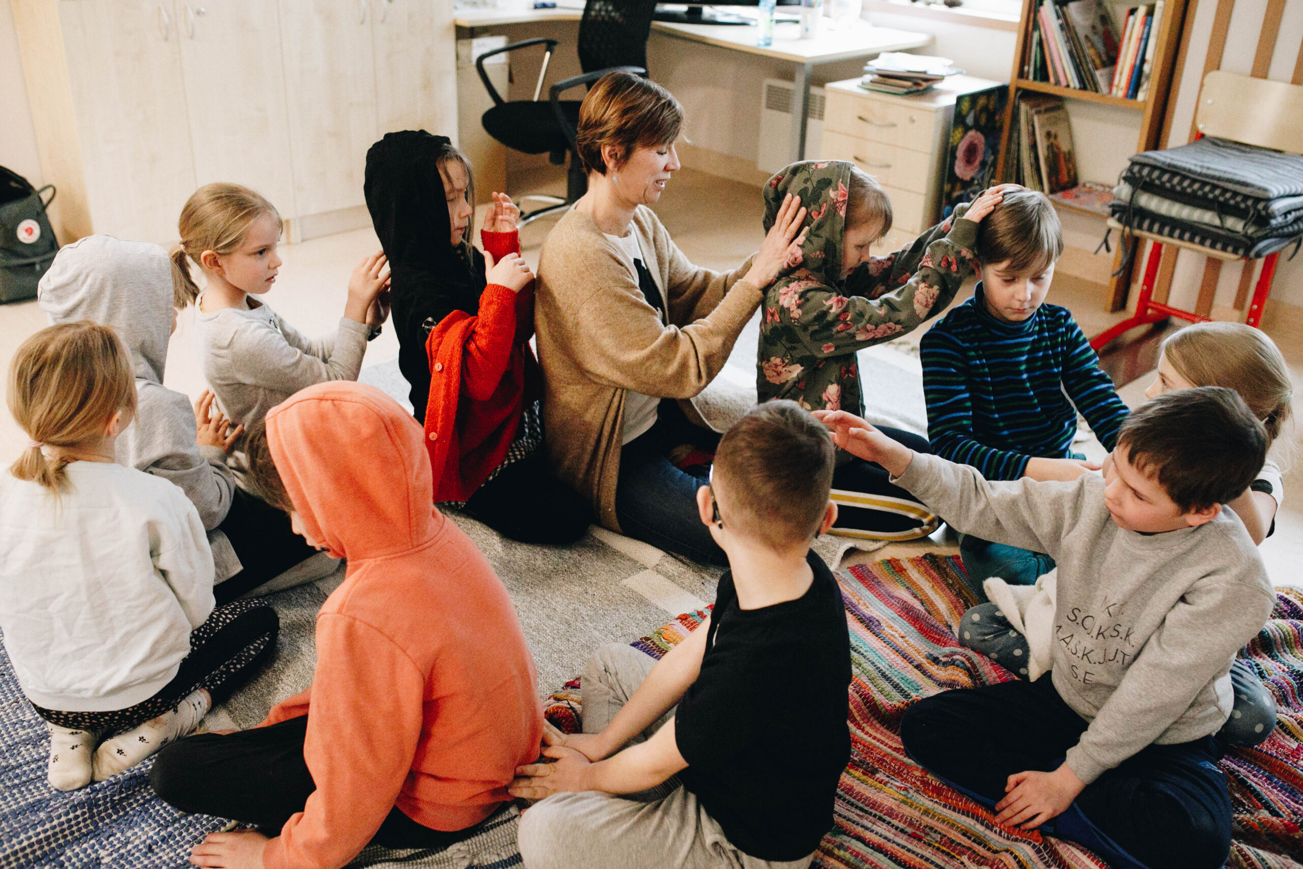 Lapsed ringis tähelapanuharjutust tegemas