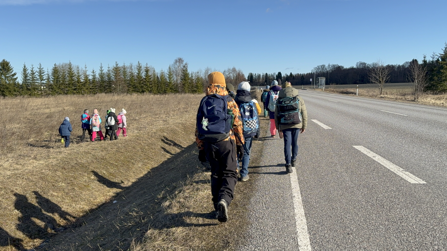 Lapse bussilt kooli kõndimas