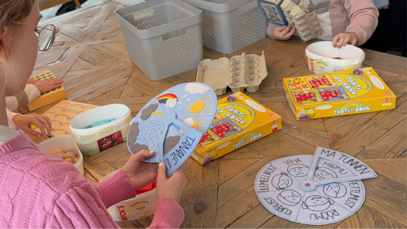 Koduõpe Veskiallika Põhikoolis - laual on erinevad õppemängud