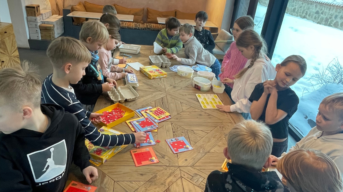 Lapsed lauamänge mängimas